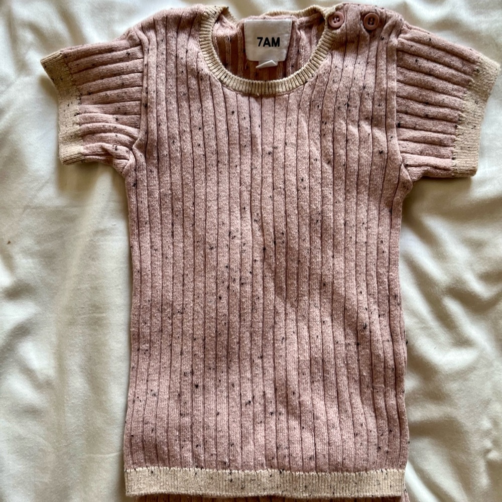 Pink Ribbed Knit Sweater with Crew Neck and Short Sleeves